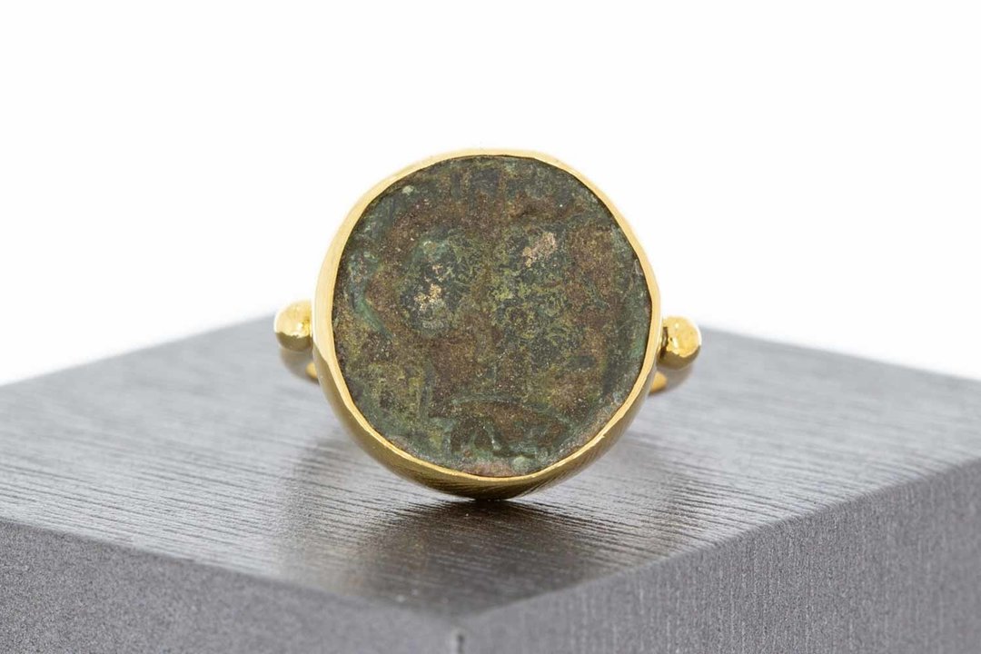 22 Karaat gouden geel ring gezet met Antieke Penning
