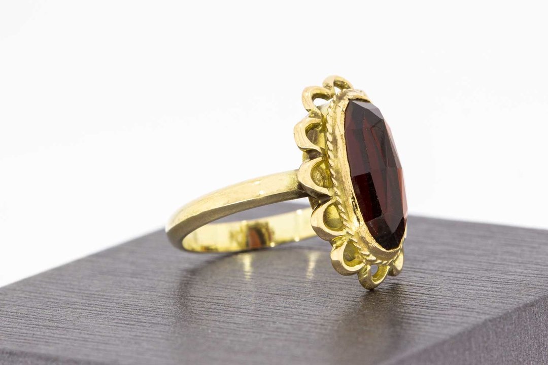 14 Karaat gouden Retro ring met Granaat - 17,2 mm