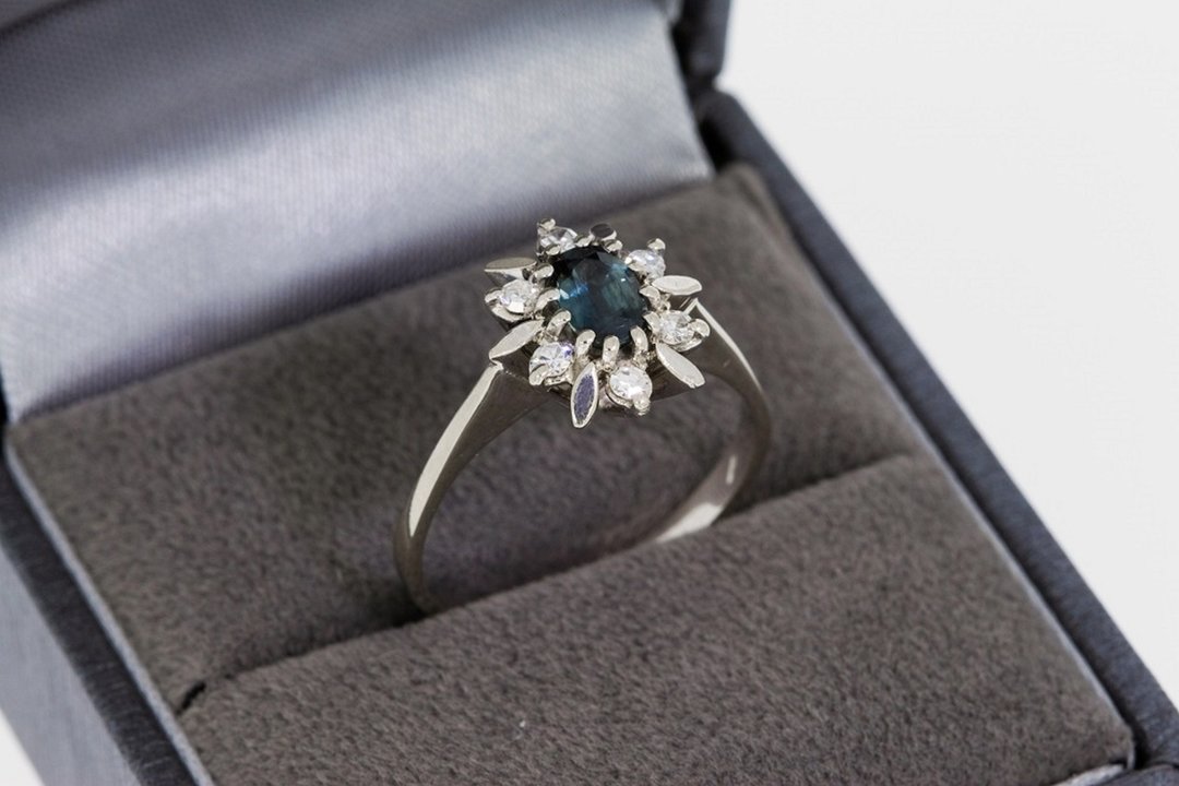 18 Karaat witgouden Ring gezet met Diamant & Saffier