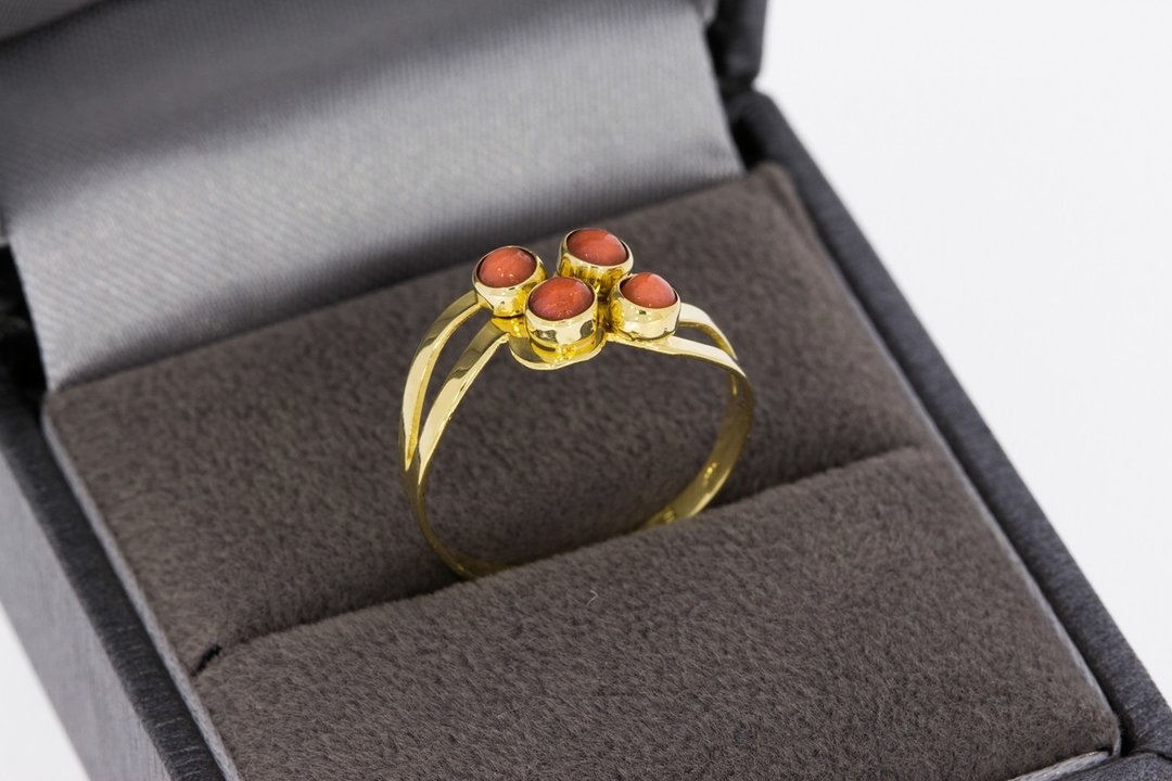14 Karaat gouden Vintage ring met Bloedkoraal - 16,9
