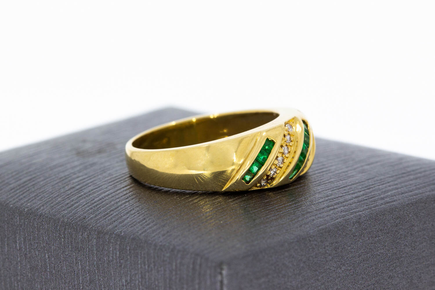 Smaragd ring met diamant 18 karaat goud - 16,8 mm