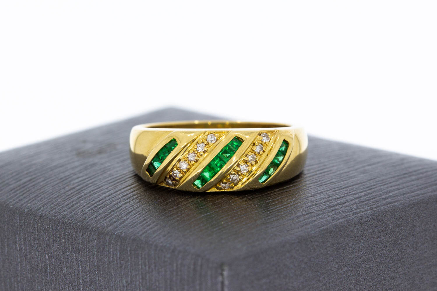 Smaragd ring met diamant 18 karaat goud - 16,8 mm