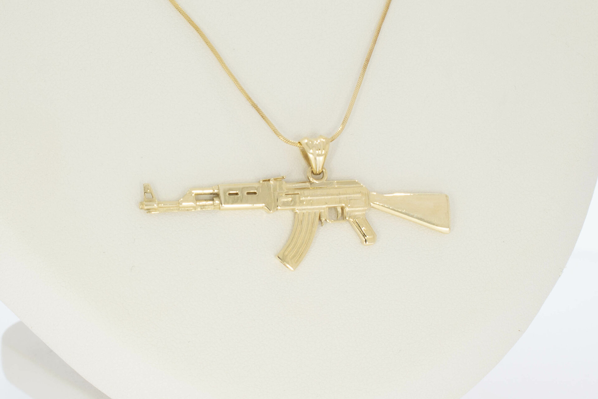 14 karaat Kalashnikov mannen hanger 