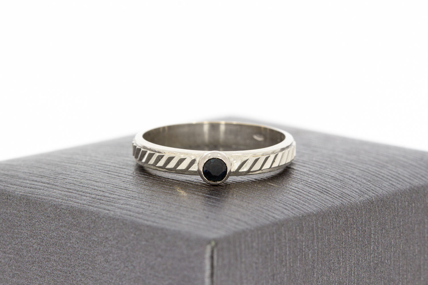 18 karaat witgouden Saffier pinkring - 16,8 mm