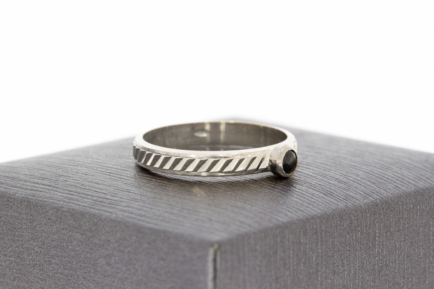 18 karaat witgouden Saffier pinkring - 16,8 mm