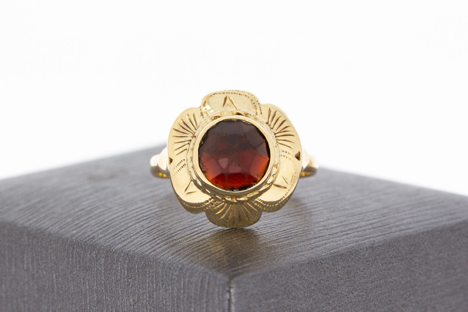 Granaat ring 14 karaat goud - 17,2  mm