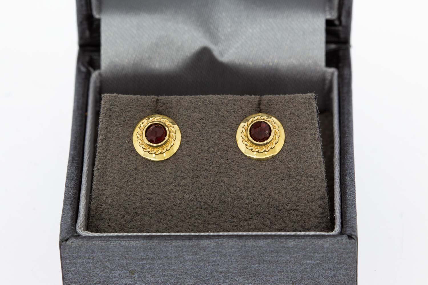 Granaat oorknoppen 14 karaat goud - 7,7 mm