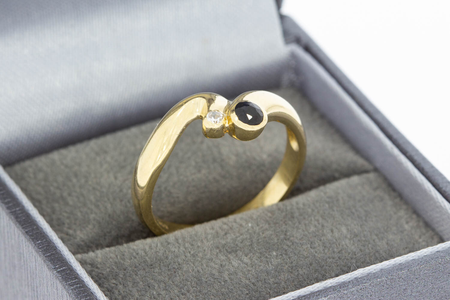 14 karaat damesring met Saffier - 18 mm