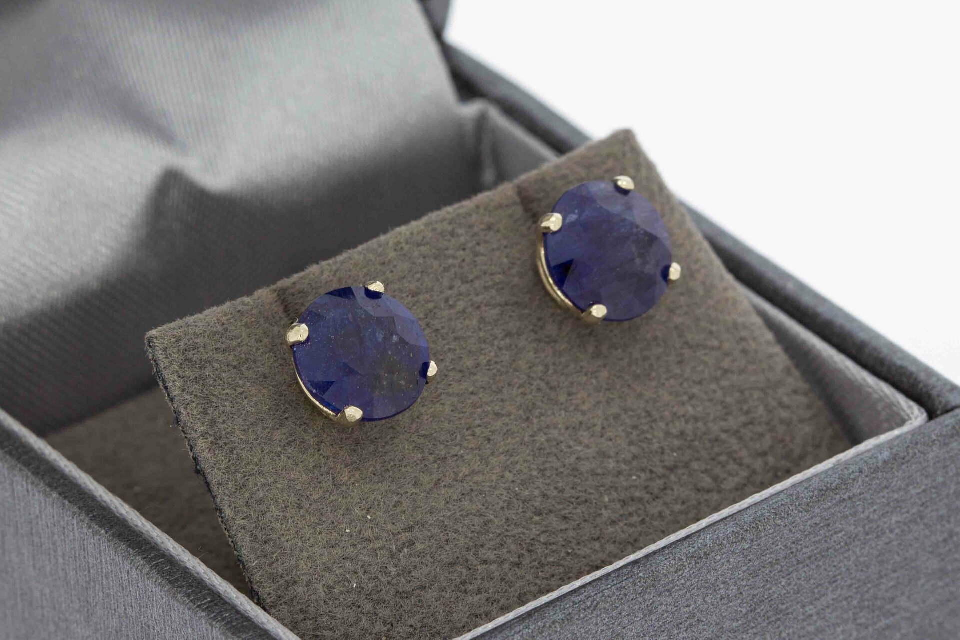 Saffier oorstekers 18 karaat goud  - 0,7 cm