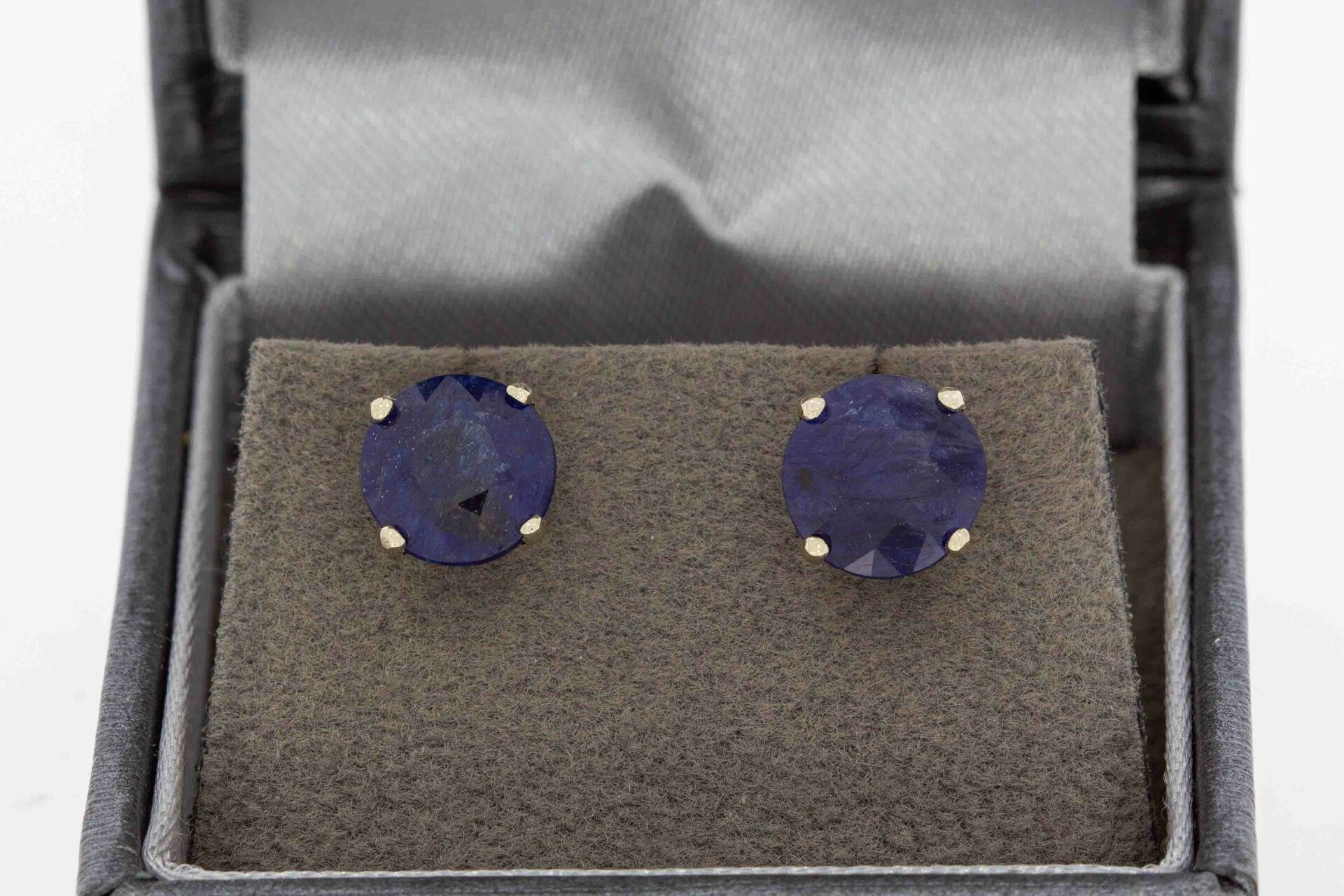 Saffier oorstekers 18 karaat goud  - 0,7 cm