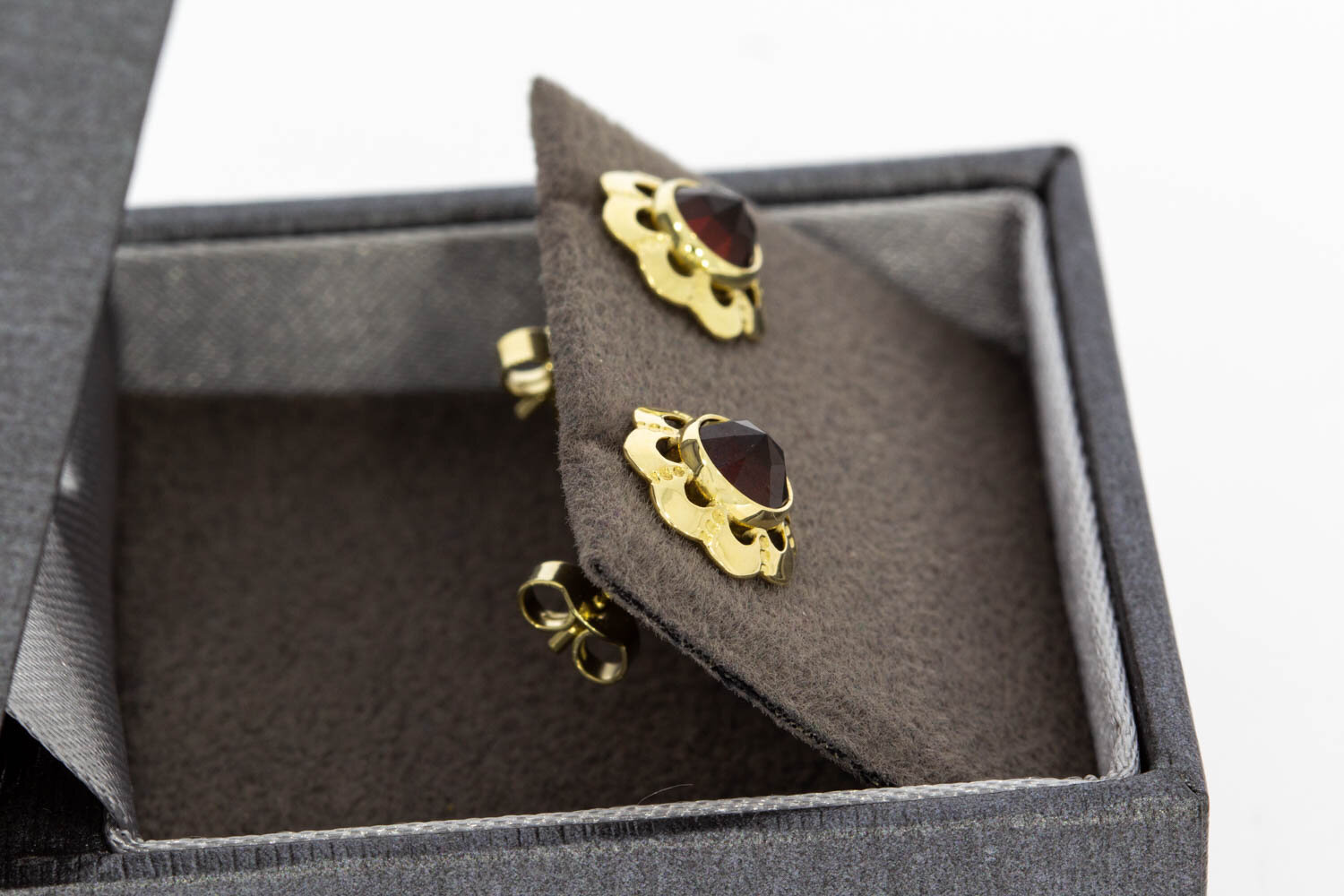 14 karaat goud Granaat oorknopjes - 0,9 cm