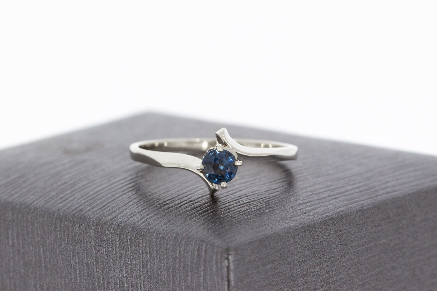 Saffier ring 14 karaat witgoud - 16,4 mm