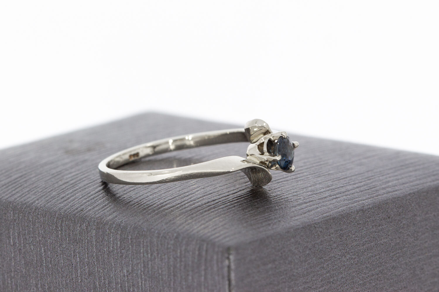 Saffier ring 14 karaat witgoud - 16,4 mm