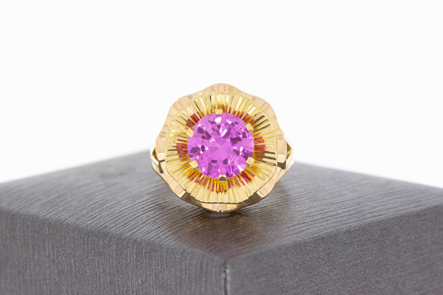 Spinel ring Spinel 18 karaat goud - 16,8 mm