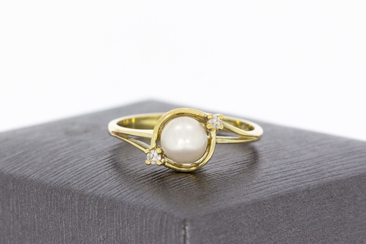 14 Karaat Parelring met Diamant - 17,7 mm