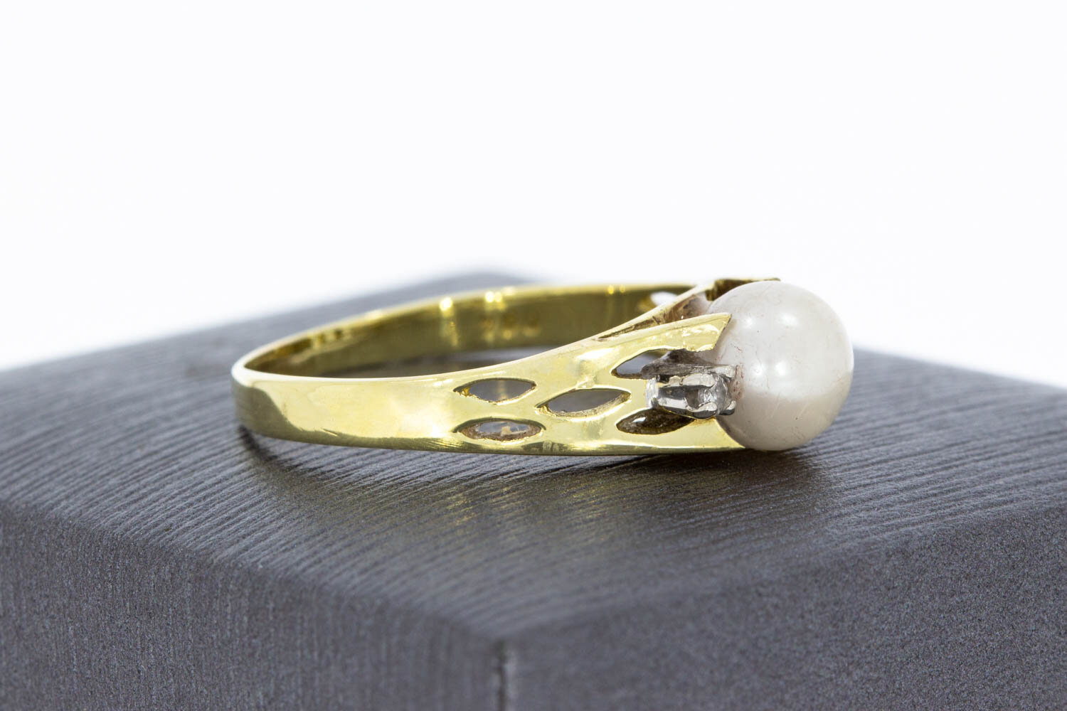 14 Karaat Parelring met Diamant - 18,7 mm