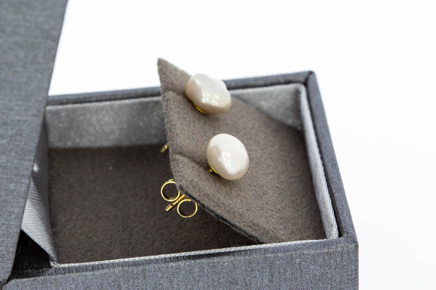 18 karaat gouden Parel oorknopjes - 0,8 cm