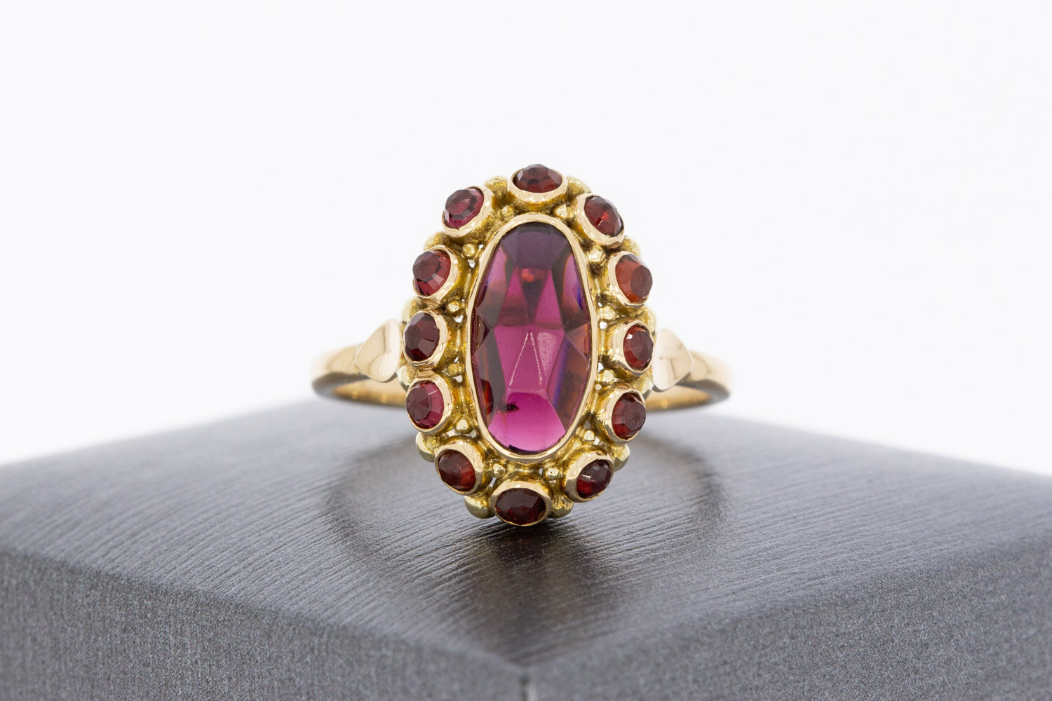 14 karaat geelgouden ring met granaat  18,6 mm