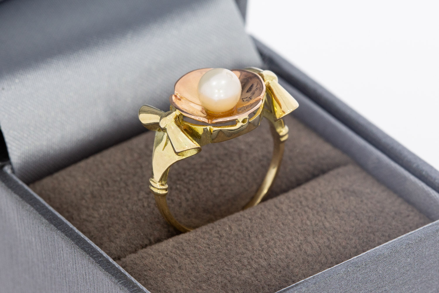 14 karaat gouden vintage solitaire parelring  17,3 mm