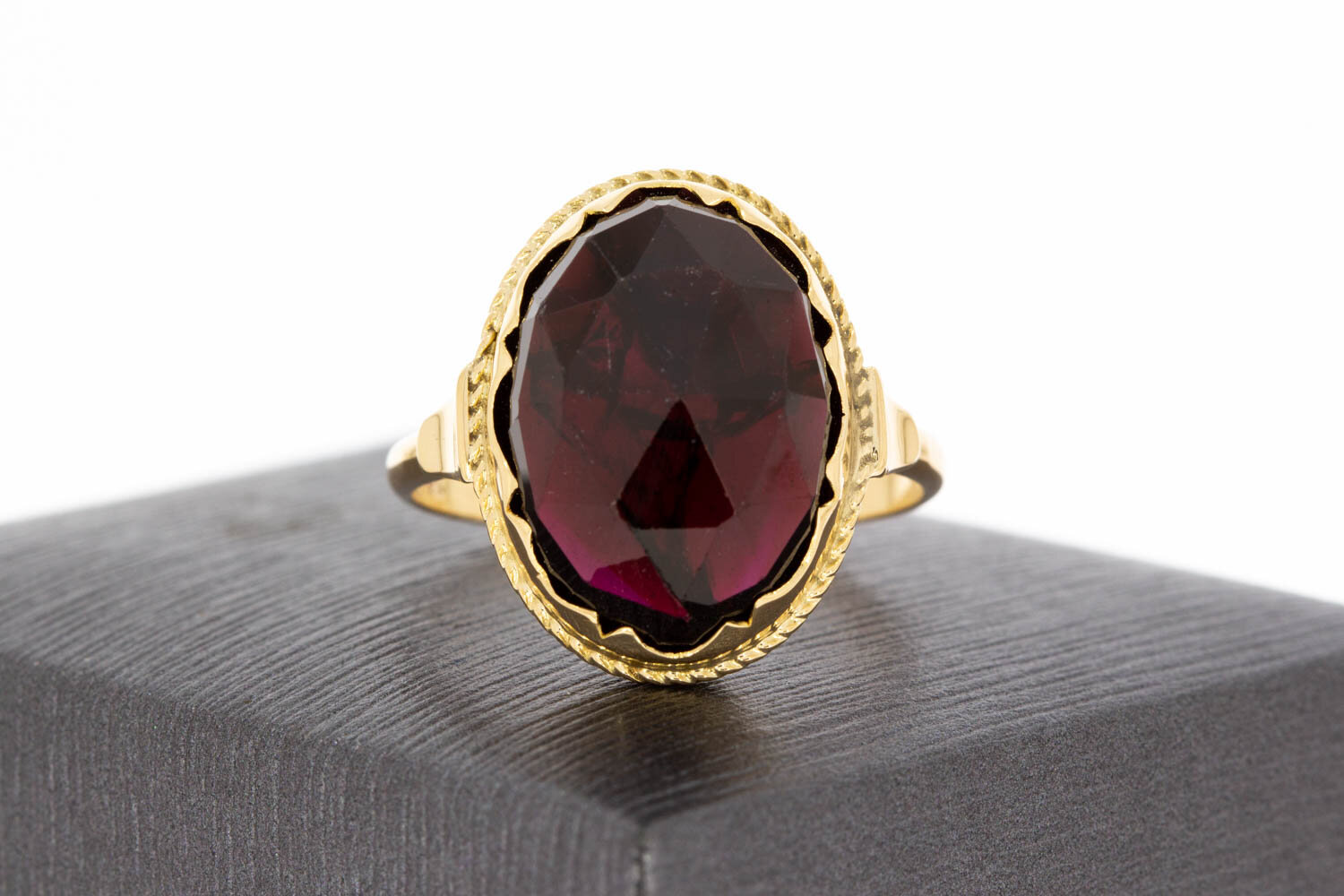 14 Karaat gouden Vintage ring met granaat - 19,7 mm