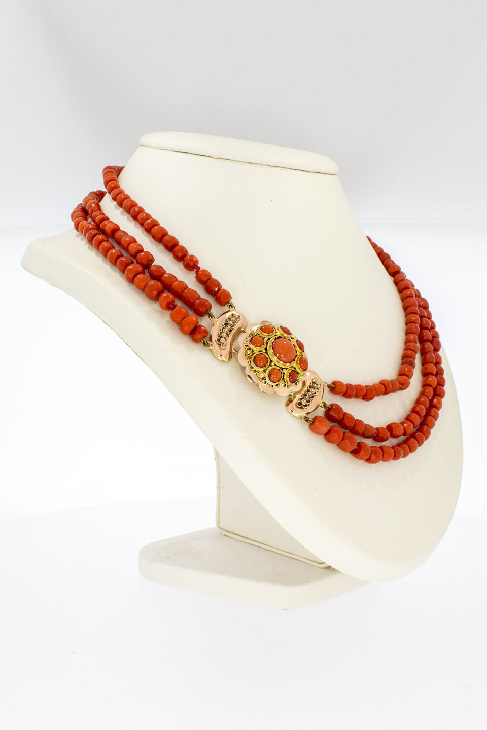 Bloedkoraal ketting 3-snoers met 14 karaat gouden slot - 48 cm