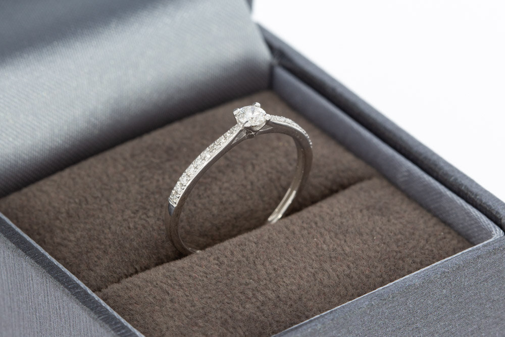 Witte damesring 9 karaat met synthetische diamant - 16 mm