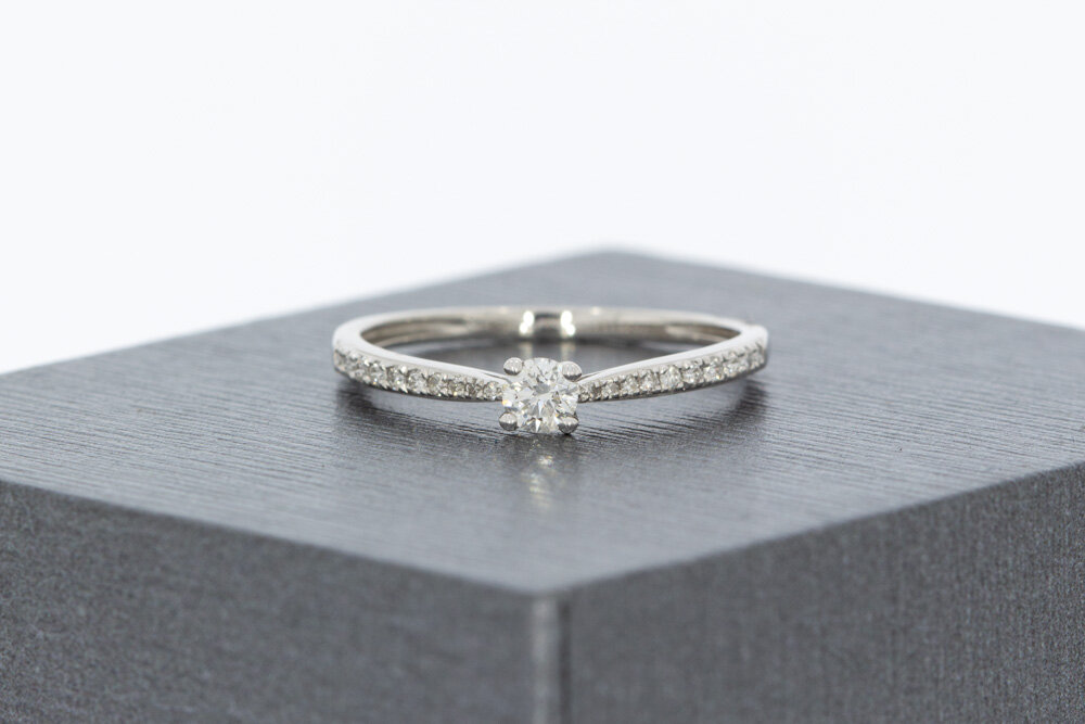 Witte damesring 9 karaat met synthetische diamant - 16 mm