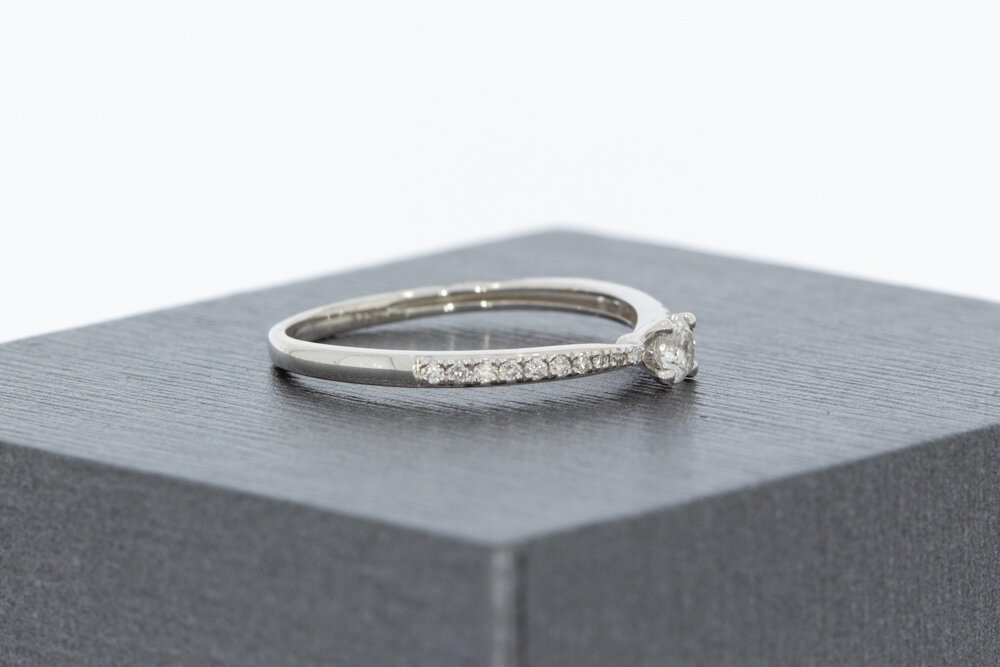 Witte damesring 9 karaat met synthetische diamant - 16 mm