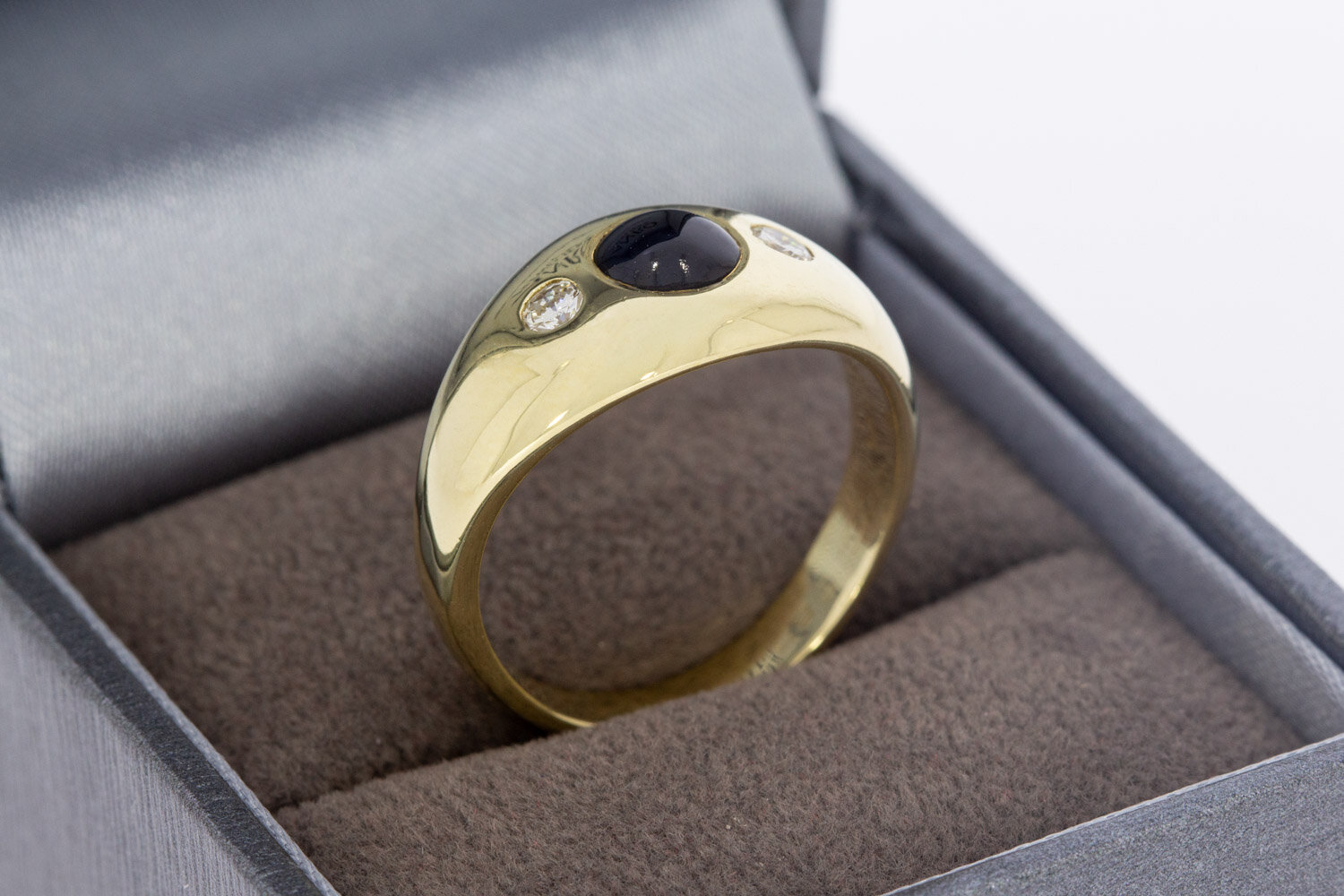 14 karaat gouden bandring met saffier en diamant  18,1 mm