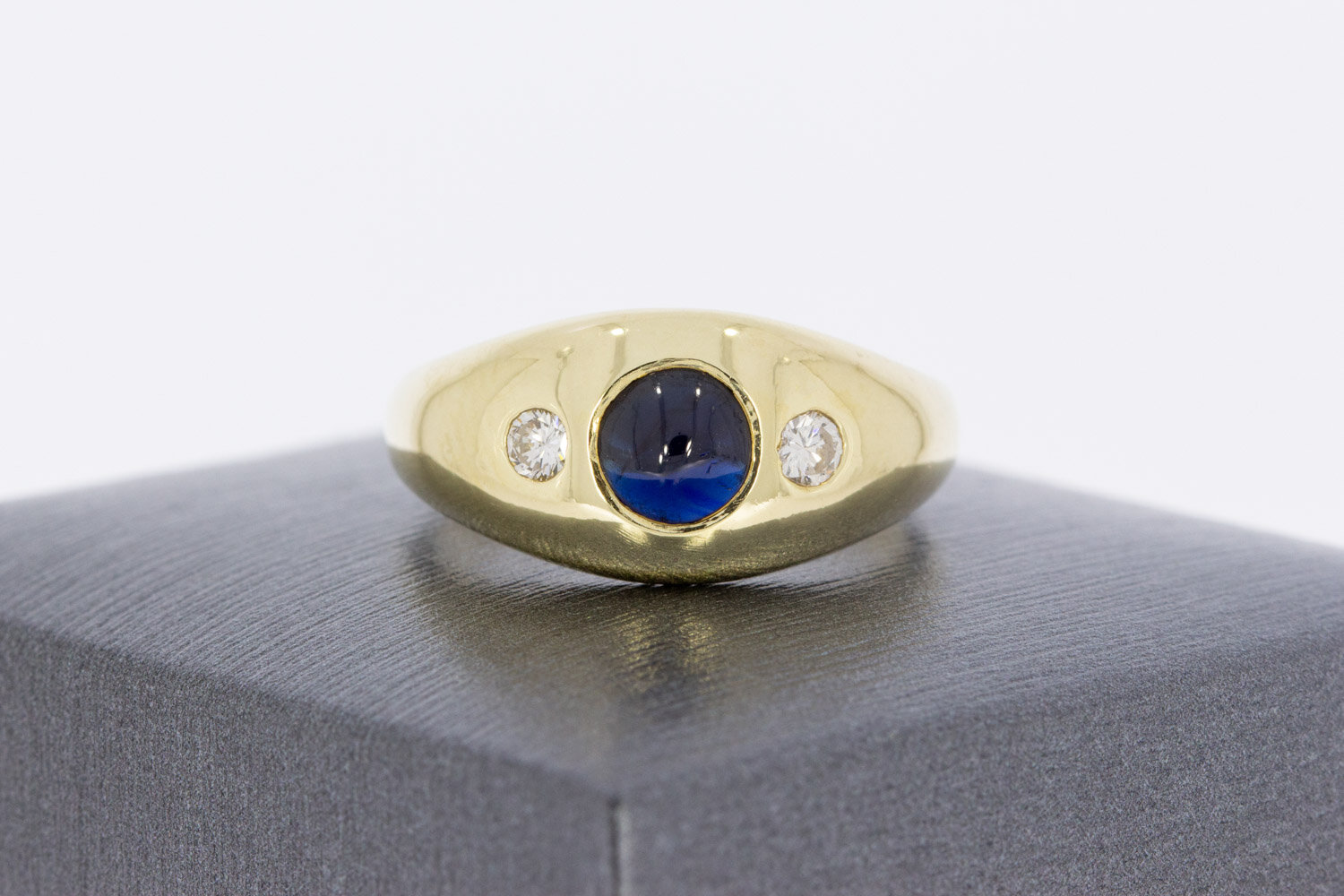 14 karaat gouden bandring met saffier en diamant  18,1 mm