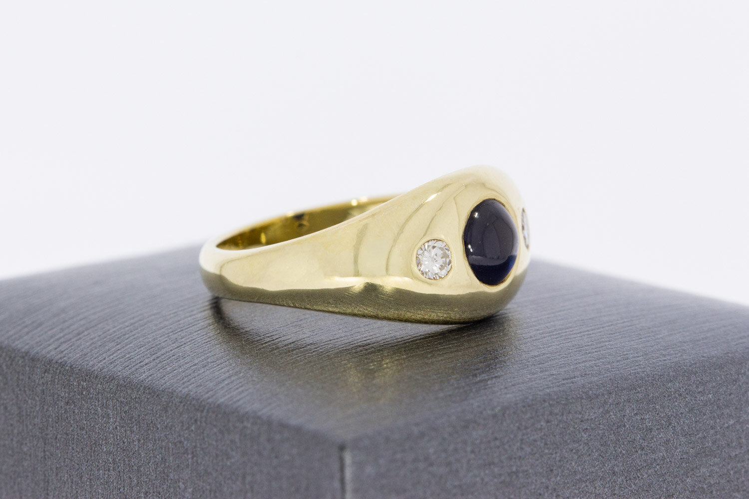 14 karaat gouden bandring met saffier en diamant  18,1 mm