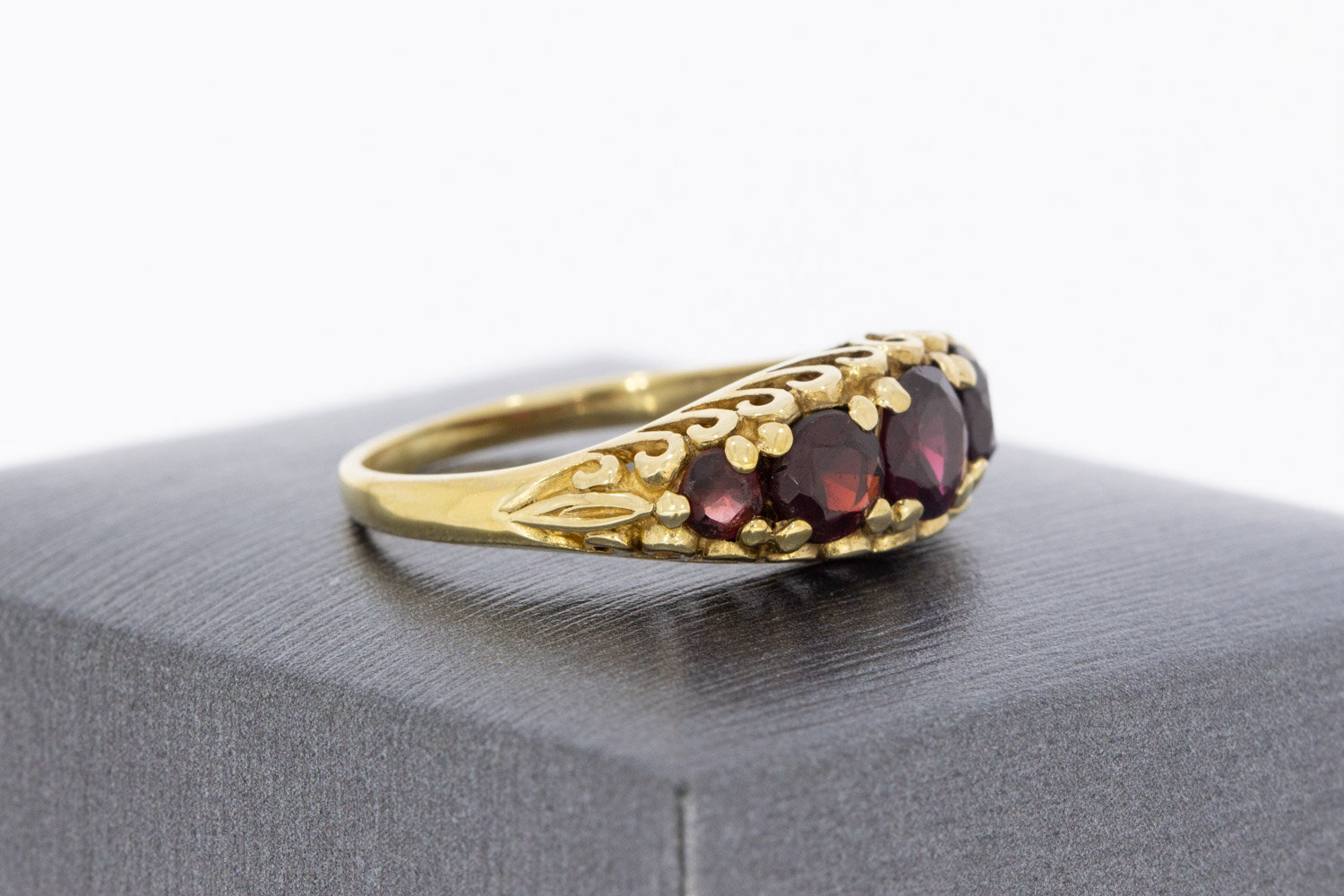 9 karaat gele vintage ring met granaat  18 mm