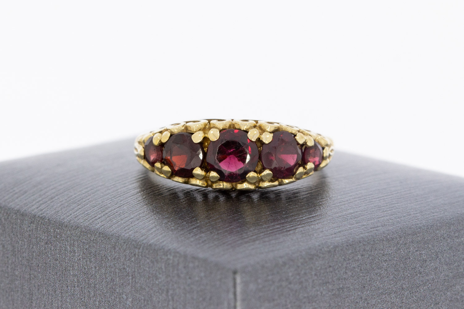9 karaat gele vintage ring met granaat  18 mm