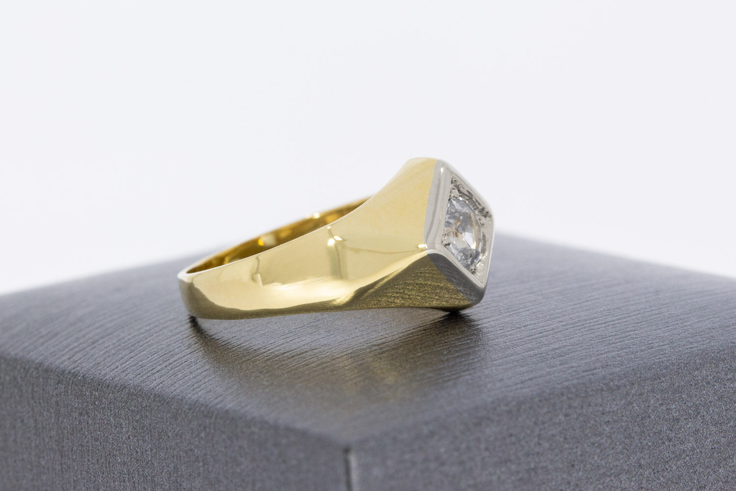 14 karaat gouden pinkring met saffier 0,70 ct  16,3 mm