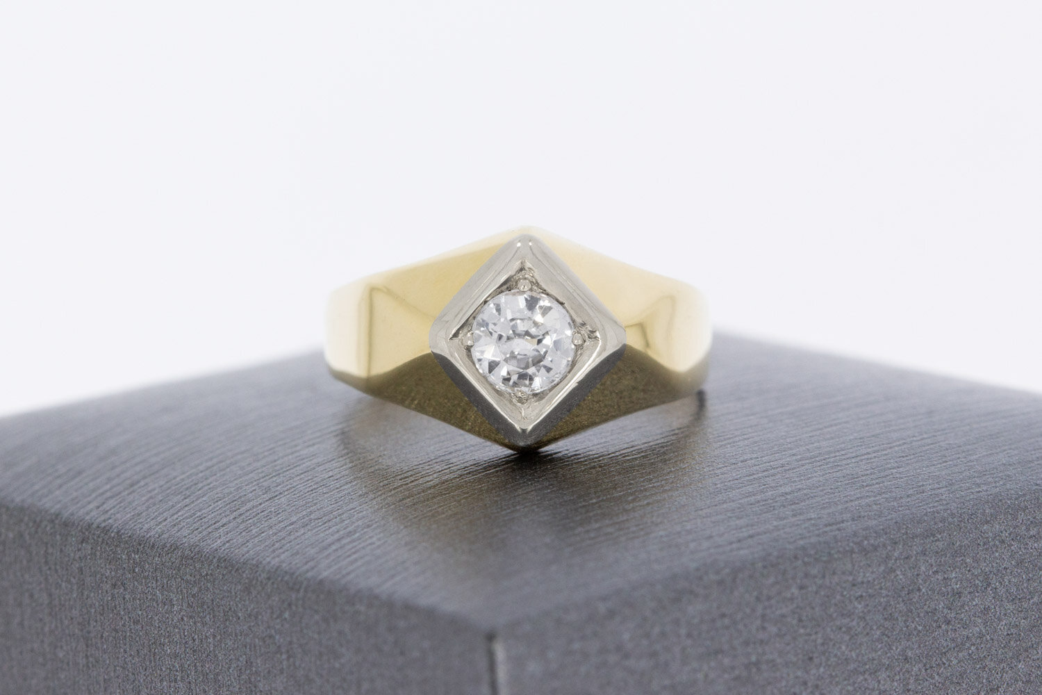 14 karaat gouden pinkring met saffier 0,70 ct  16,3 mm