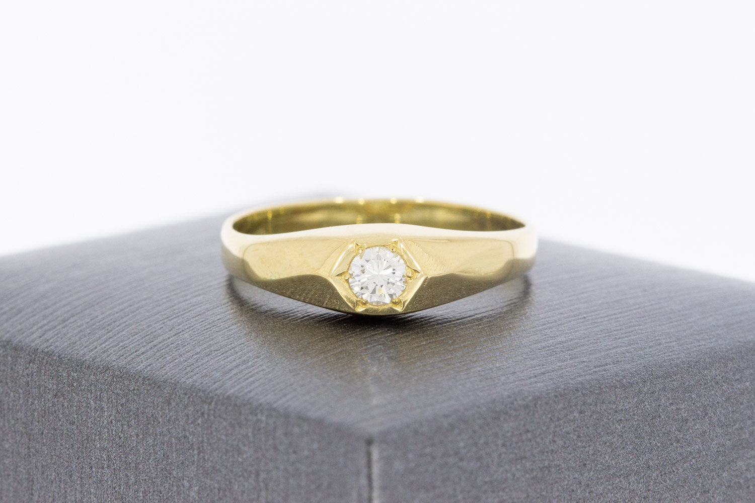 14 karaat geelgouden solitairring met diamant  18,3 mm