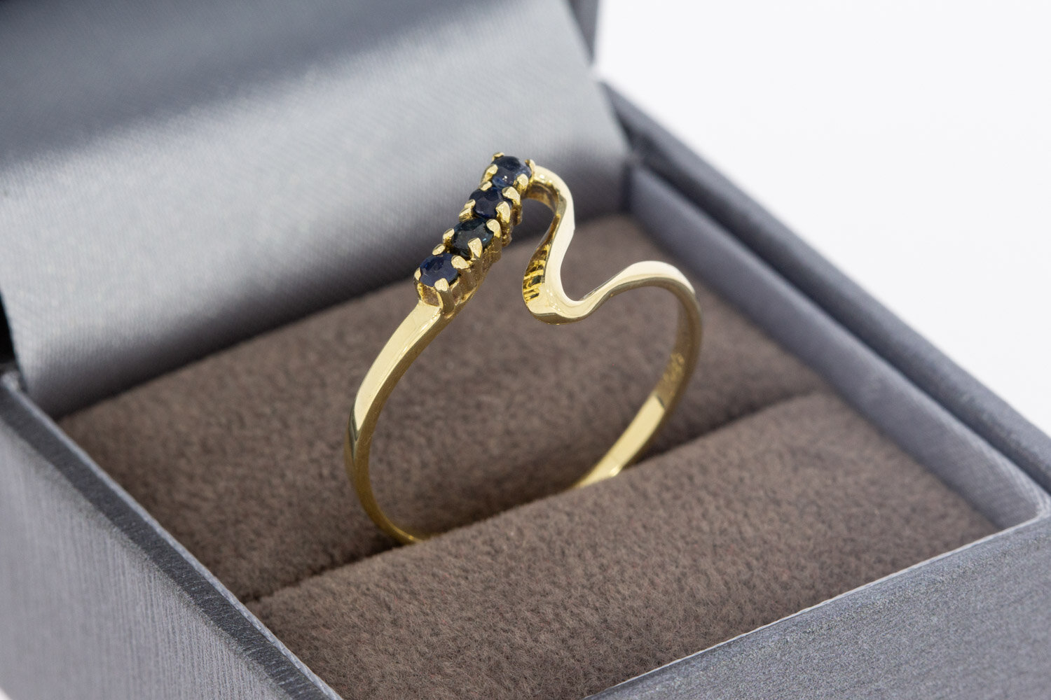 14 karaat geelgouden damesring met saffier  19,3 mm