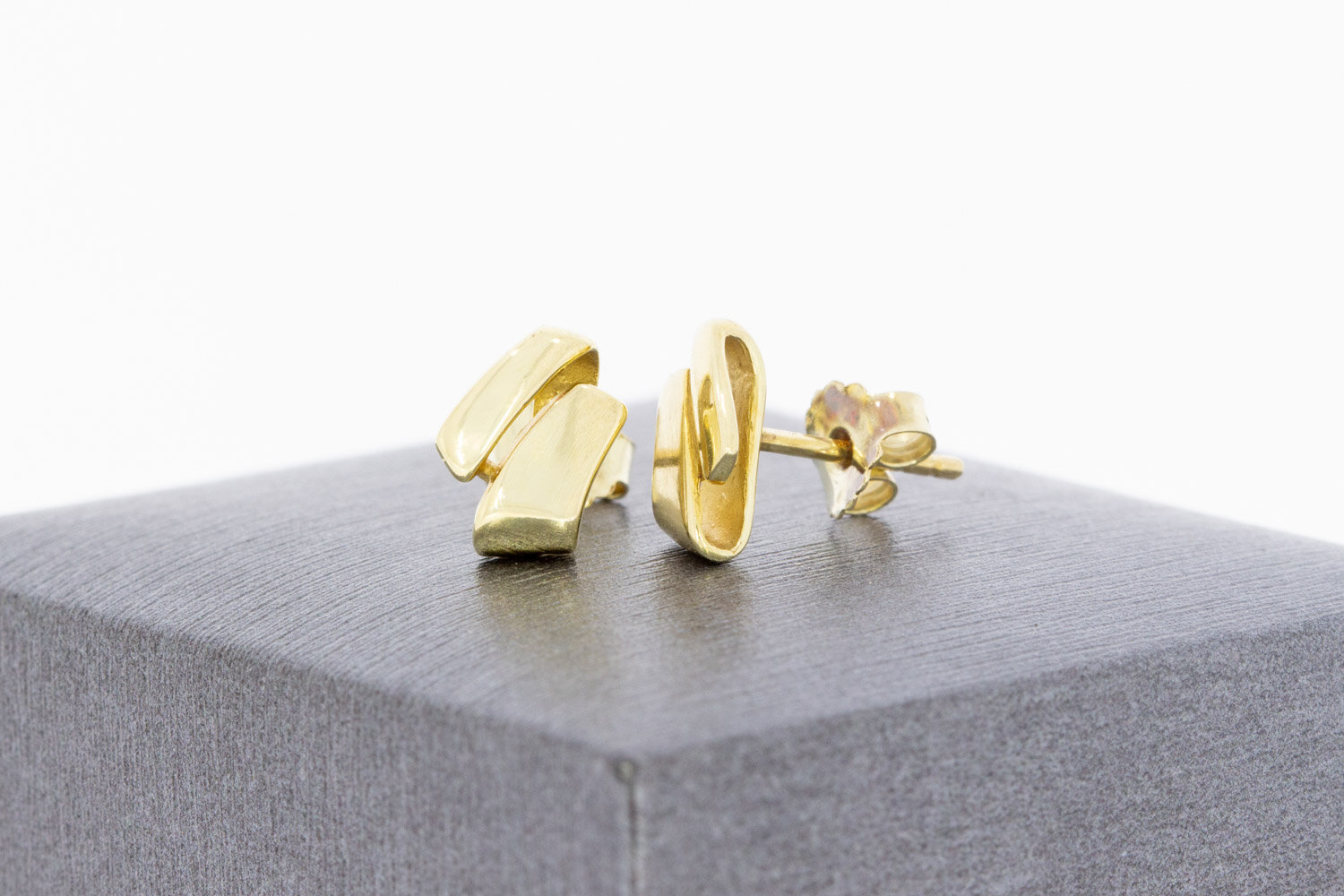 14 karaat gouden fantasie oorstekers  0,9 cm