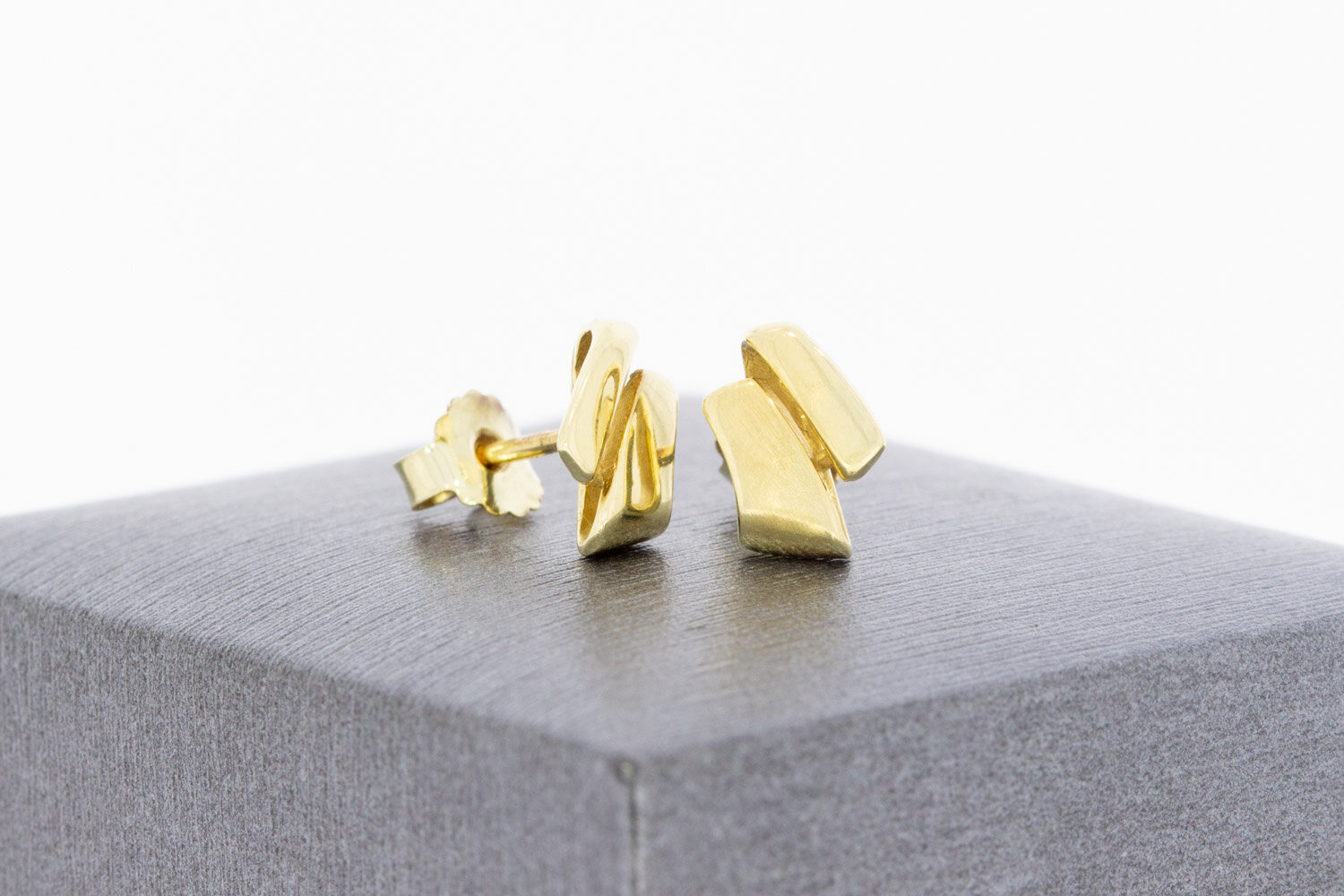 14 karaat gouden fantasie oorstekers  0,9 cm
