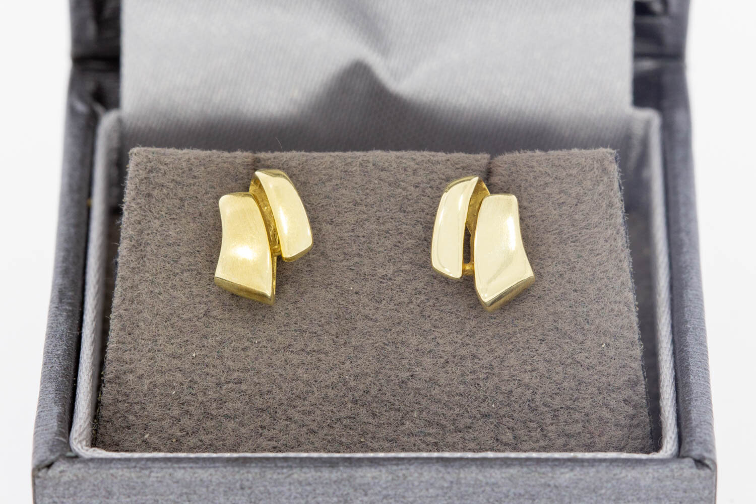 14 karaat gouden fantasie oorstekers  0,9 cm