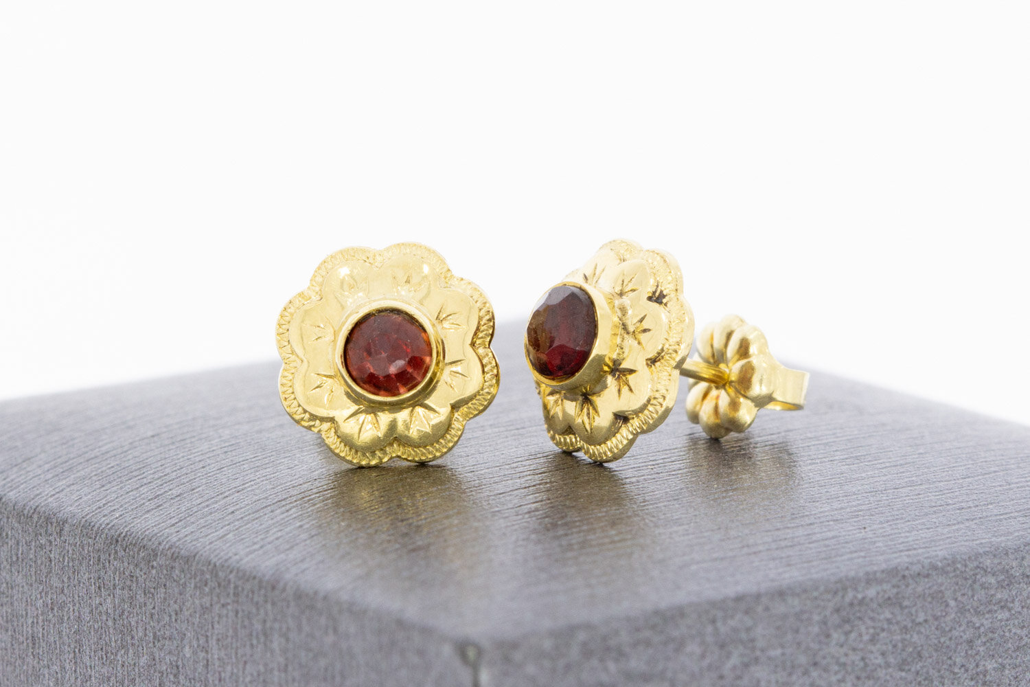 14 karaat gouden vintage oorstekers met granaat  1 cm