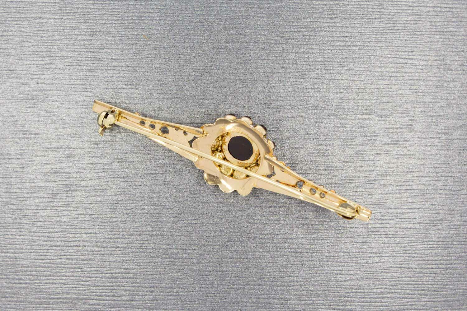 14 karaat gouden vintage broche met granaat  5,8 cm