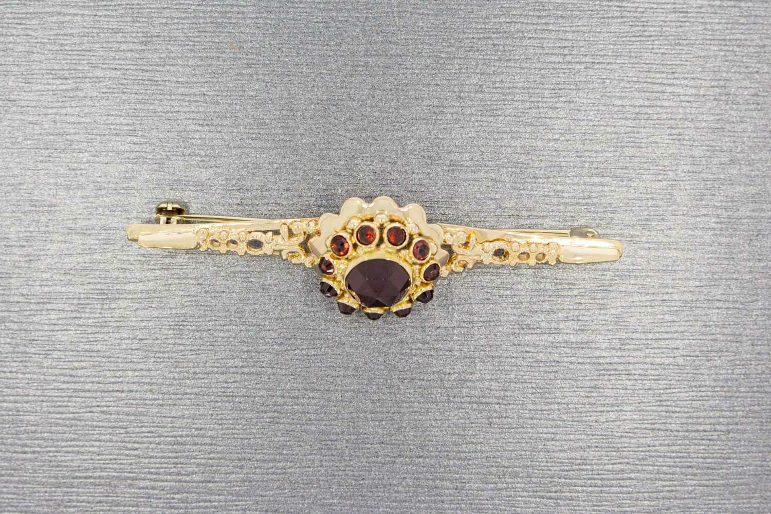14 karaat gouden vintage broche met granaat  5,8 cm