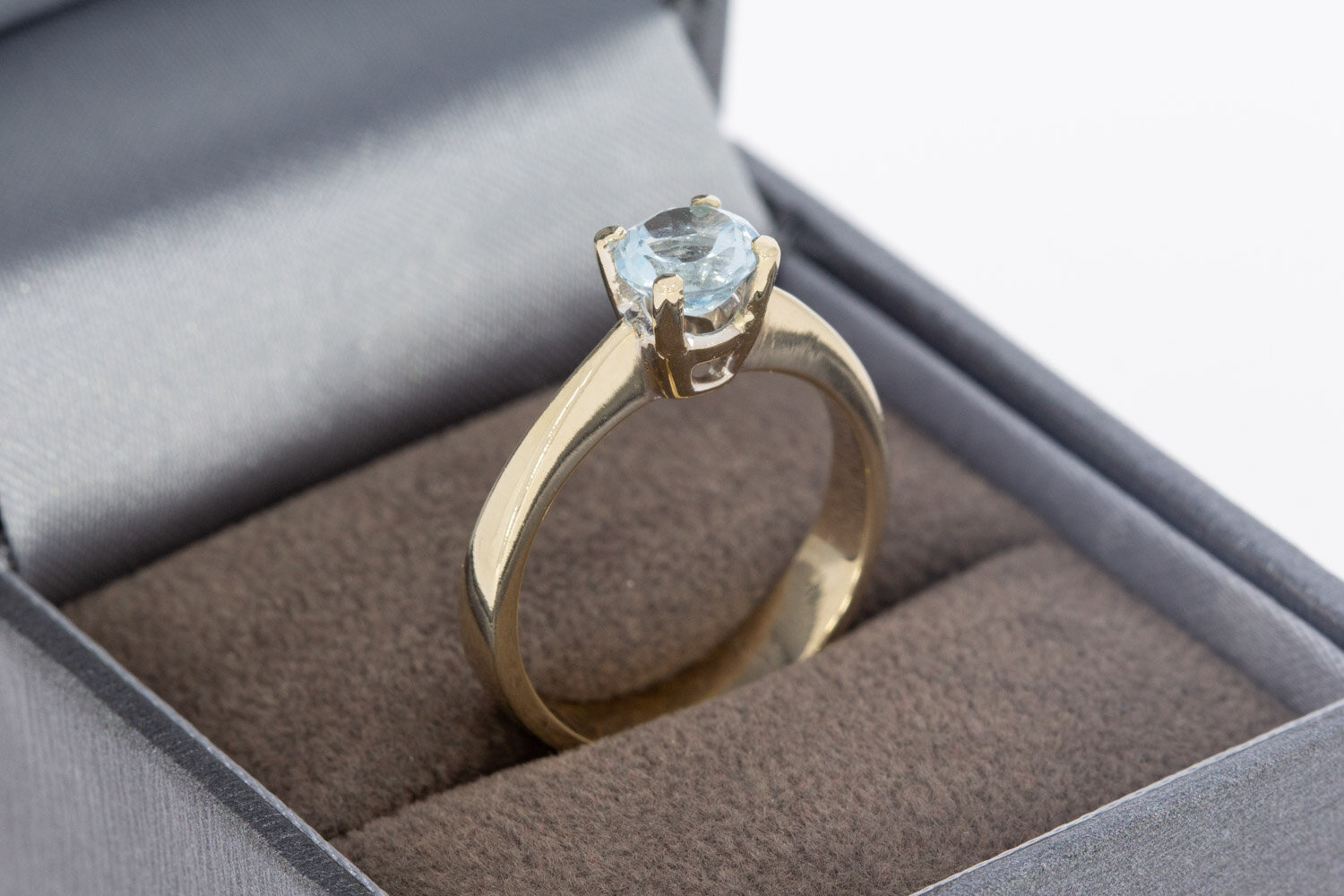 18 karaat geelgouden solitairring  17,3 mm