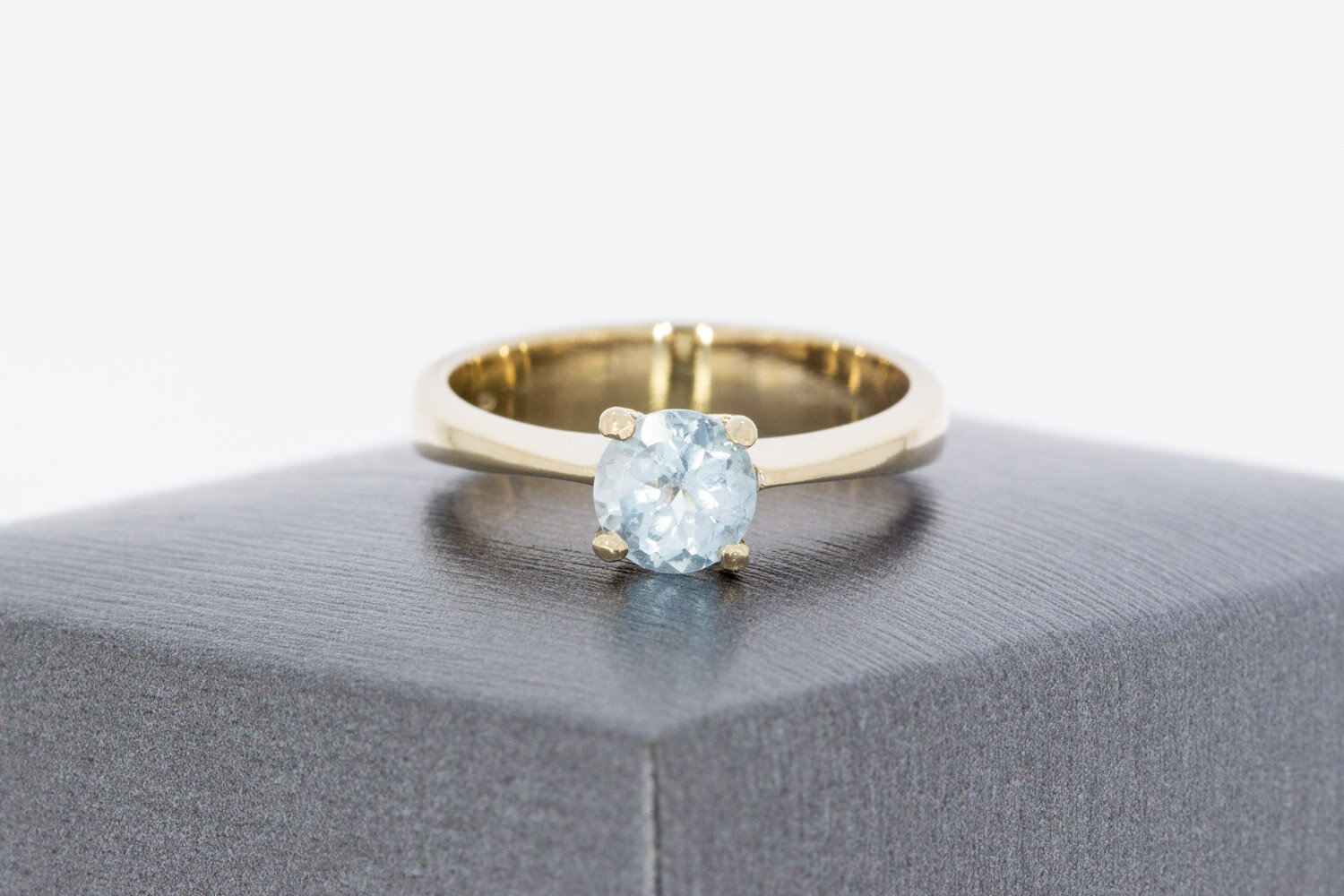 18 karaat geelgouden solitairring  17,3 mm