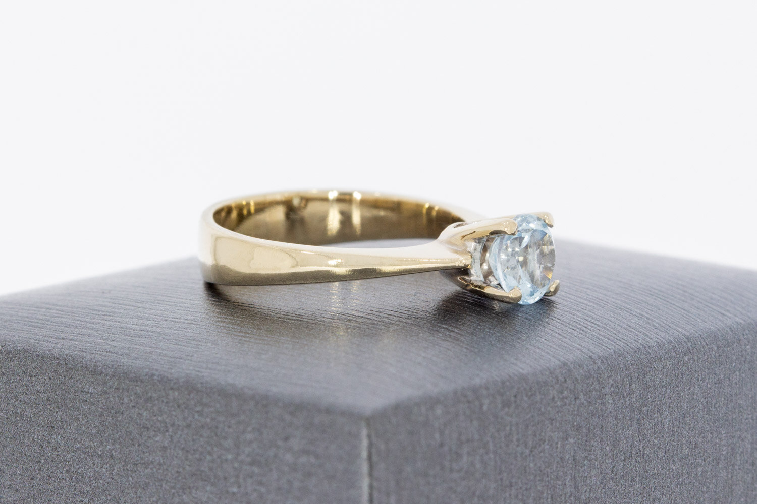 18 karaat geelgouden solitairring  17,3 mm