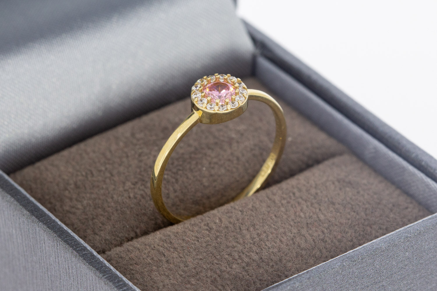 8 karaat Halo ring met synthetische saffier  17,3 mm