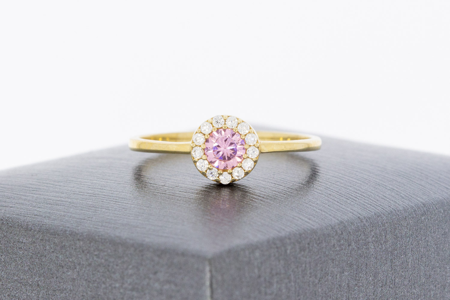 8 karaat Halo ring met synthetische saffier  17,3 mm