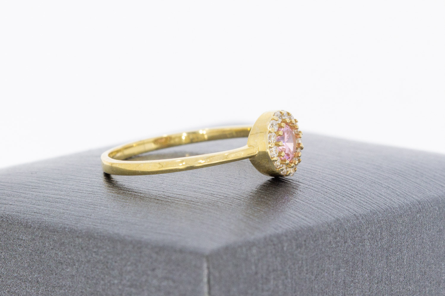 8 karaat Halo ring met synthetische saffier  17,3 mm