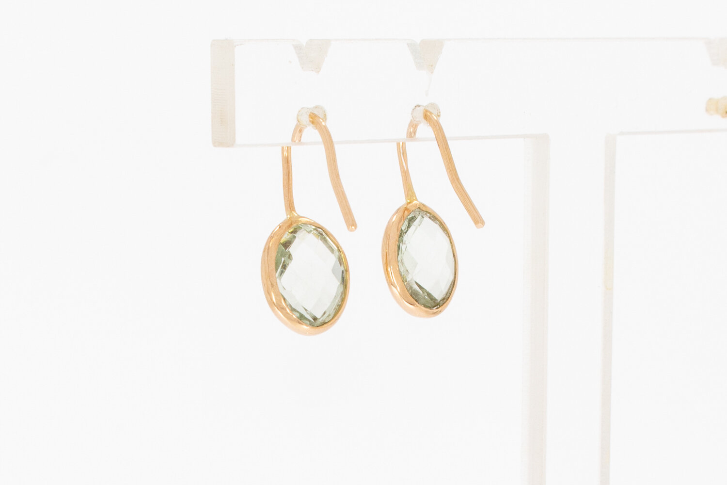 14 karaat ros&eacute;gouden oorhangers met prasioliet  2 cm